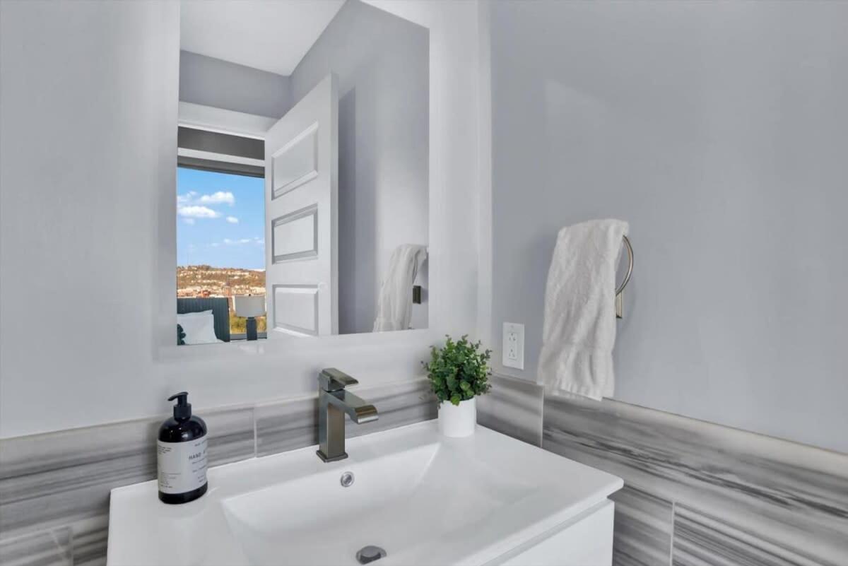 Cozysuites Spacious 2Br, Ppg Paints Arena, Pitts ピッツバーグ エクステリア 写真